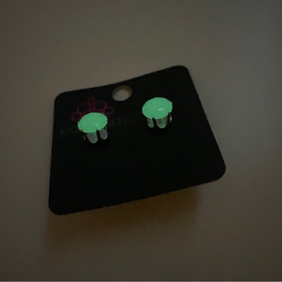 Paparazzi Glow in the Dark Earring - Picture 3 of 11